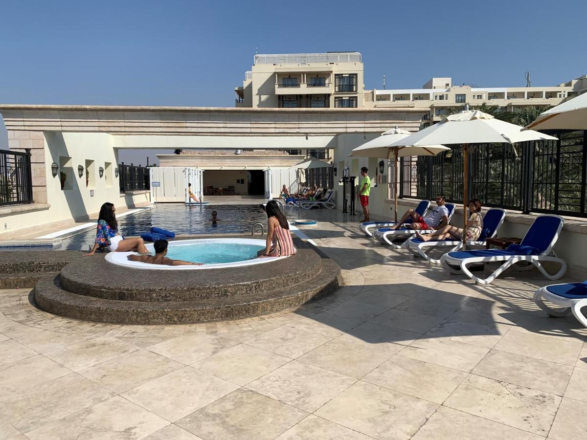 Mövenpick Resort&Residences Akaba Exterior foto Rooftop pool at the Grand Hotel